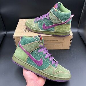 Size 7.5 - Nike SB Dunk High Skunk 420